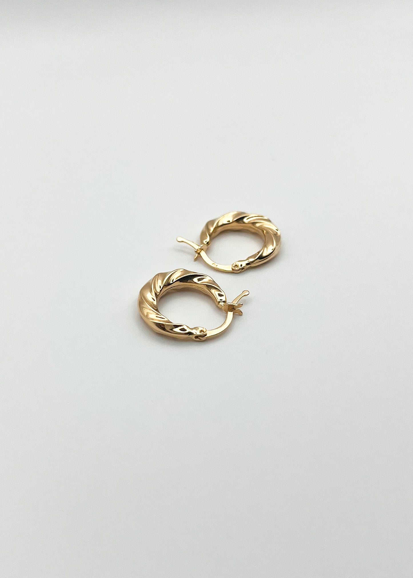 MAGNOLIA 18K SOLID GOLD HOOPS