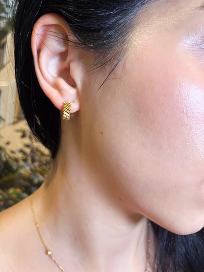 NOUR HOOPS | 18K • 3.1g