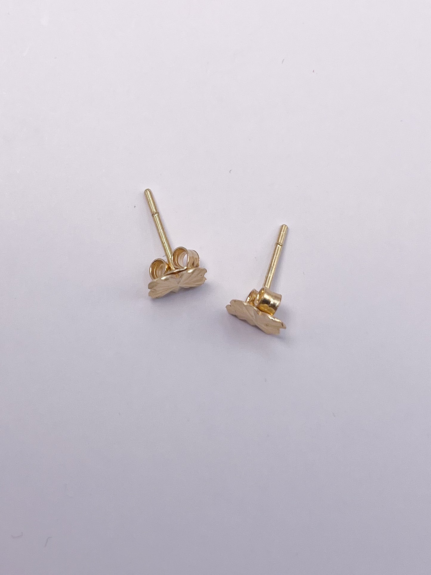 SANA STUDS | 18K • 1.02g