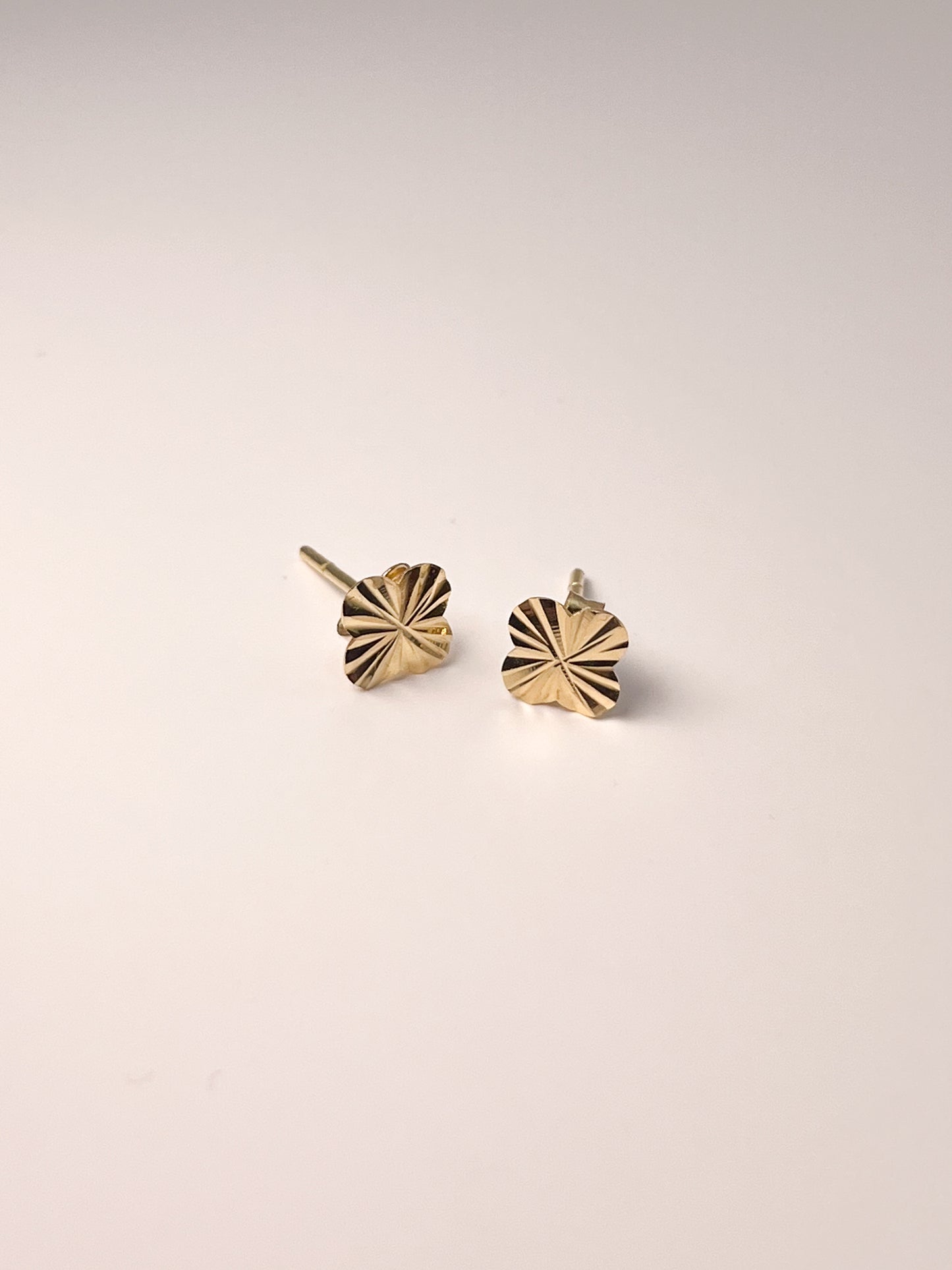 SANA STUDS | 18K • 1.02g