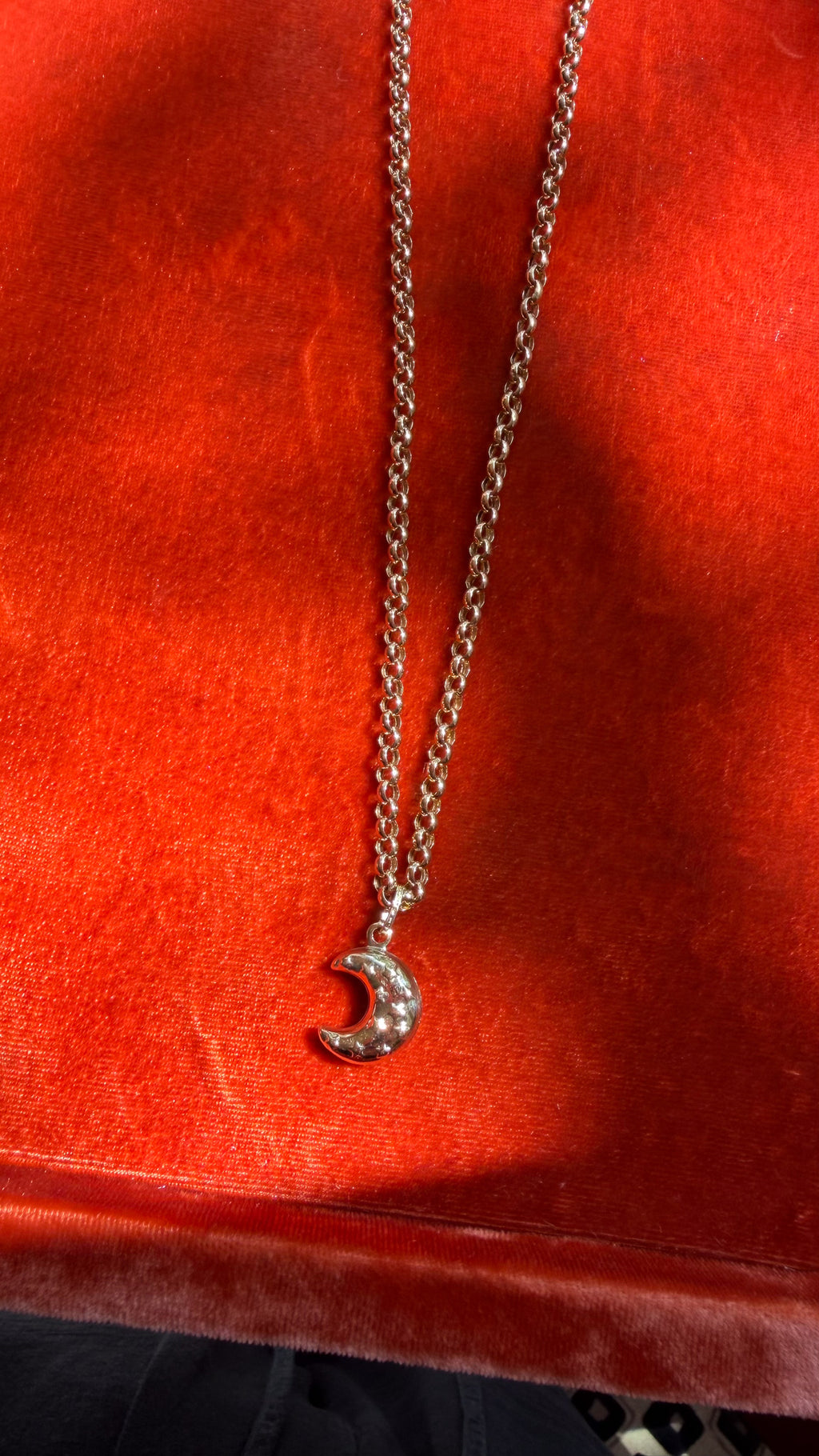 Rolo Chain with Moon Pendant in 18K solid gold