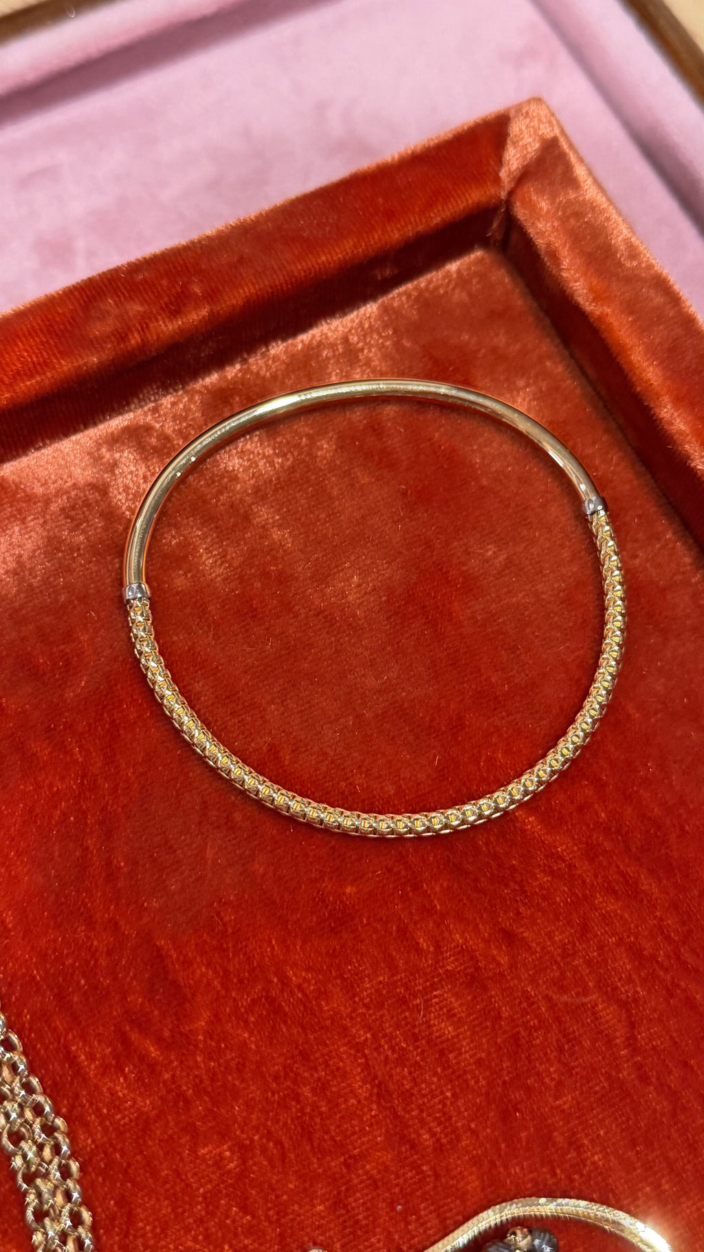 Yogi-Bangle, Sample